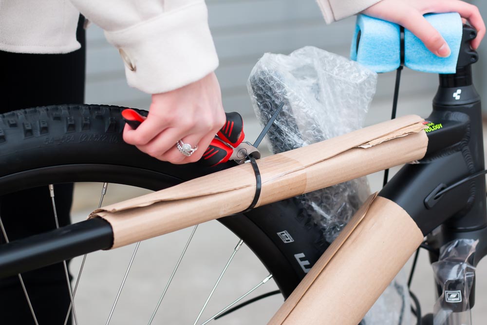 Schritt für Schritt erklärt: Aufbauanleitung für dein Fahrrad oder E-Bike 02 aufbau schutz entfernen 1 - Schritt für Schritt erklärt: Aufbauanleitung für dein Fahrrad oder E-Bike