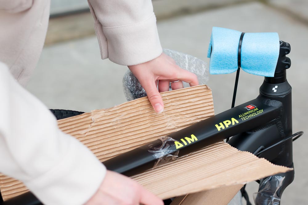 Schritt für Schritt erklärt: Aufbauanleitung für dein Fahrrad oder E-Bike 03 aufbau schutz entfernen 2 - Schritt für Schritt erklärt: Aufbauanleitung für dein Fahrrad oder E-Bike