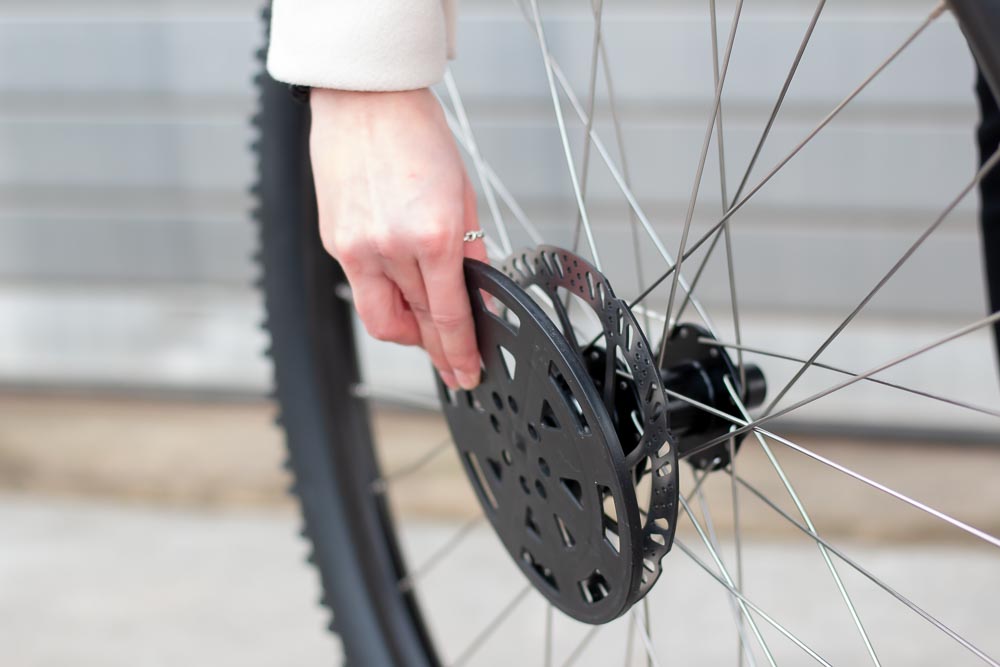 Schritt für Schritt erklärt: Aufbauanleitung für dein Fahrrad oder E-Bike 06 aufbau schutzkappe entfernen 1 - Schritt für Schritt erklärt: Aufbauanleitung für dein Fahrrad oder E-Bike
