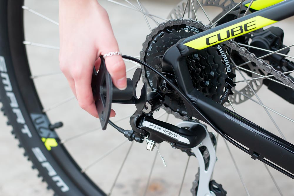 Schritt für Schritt erklärt: Aufbauanleitung für dein Fahrrad oder E-Bike 08 aufbau schutz hinterachse entfernen - Schritt für Schritt erklärt: Aufbauanleitung für dein Fahrrad oder E-Bike