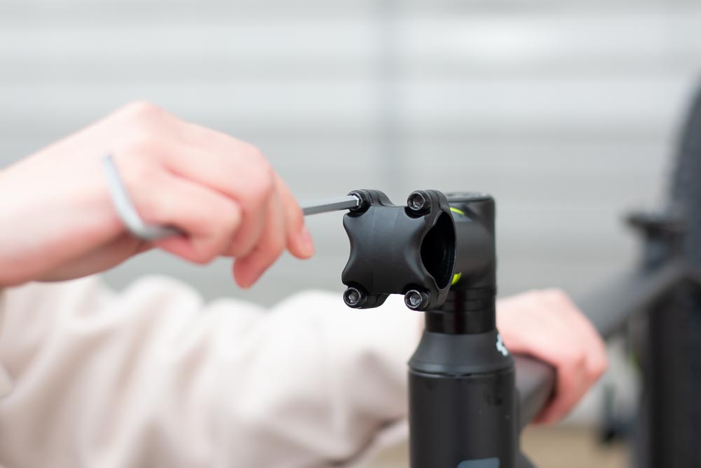 Schritt für Schritt erklärt: Aufbauanleitung für dein Fahrrad oder E-Bike 10 aufbau vorbau aufschrauben 1 - Schritt für Schritt erklärt: Aufbauanleitung für dein Fahrrad oder E-Bike