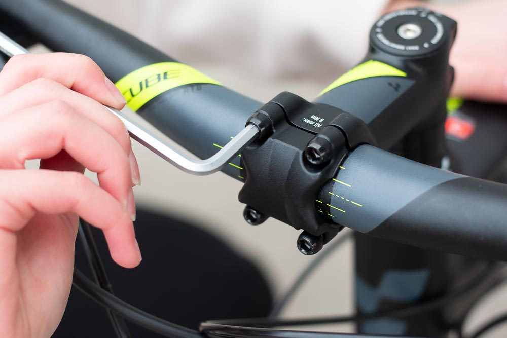 Schritt für Schritt erklärt: Aufbauanleitung für dein Fahrrad oder E-Bike 14 aufbau lenker zuschrauben - Schritt für Schritt erklärt: Aufbauanleitung für dein Fahrrad oder E-Bike