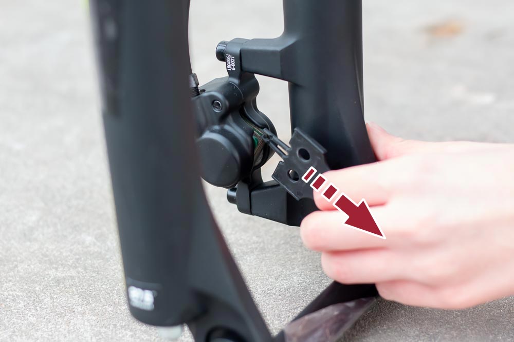 Schritt für Schritt erklärt: Aufbauanleitung für dein Fahrrad oder E-Bike 16 aufbau schutz bremse entfernen - Schritt für Schritt erklärt: Aufbauanleitung für dein Fahrrad oder E-Bike