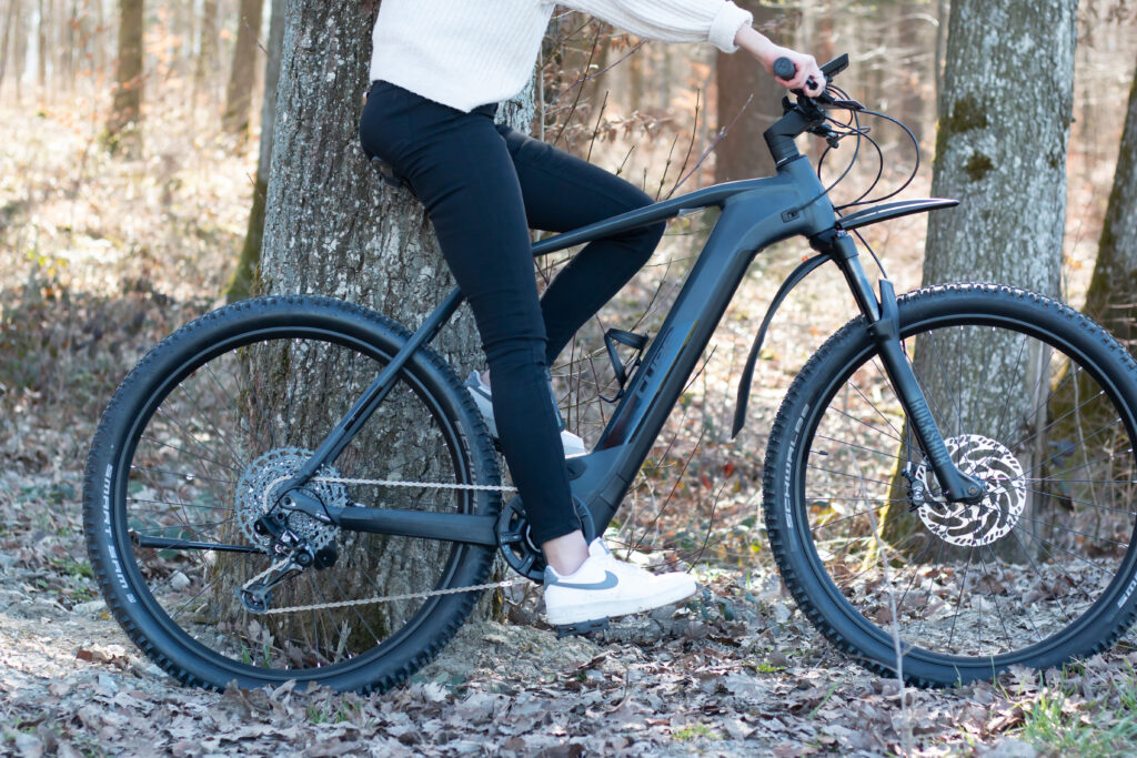 Person sitzt auf dem Fahrrad mit gestrecktem Bein – zeigt die richtige Sattelhöhe Person sitzt auf dem Fahrrad mit gestrecktem Bein – zeigt die richtige Sattelhöhe