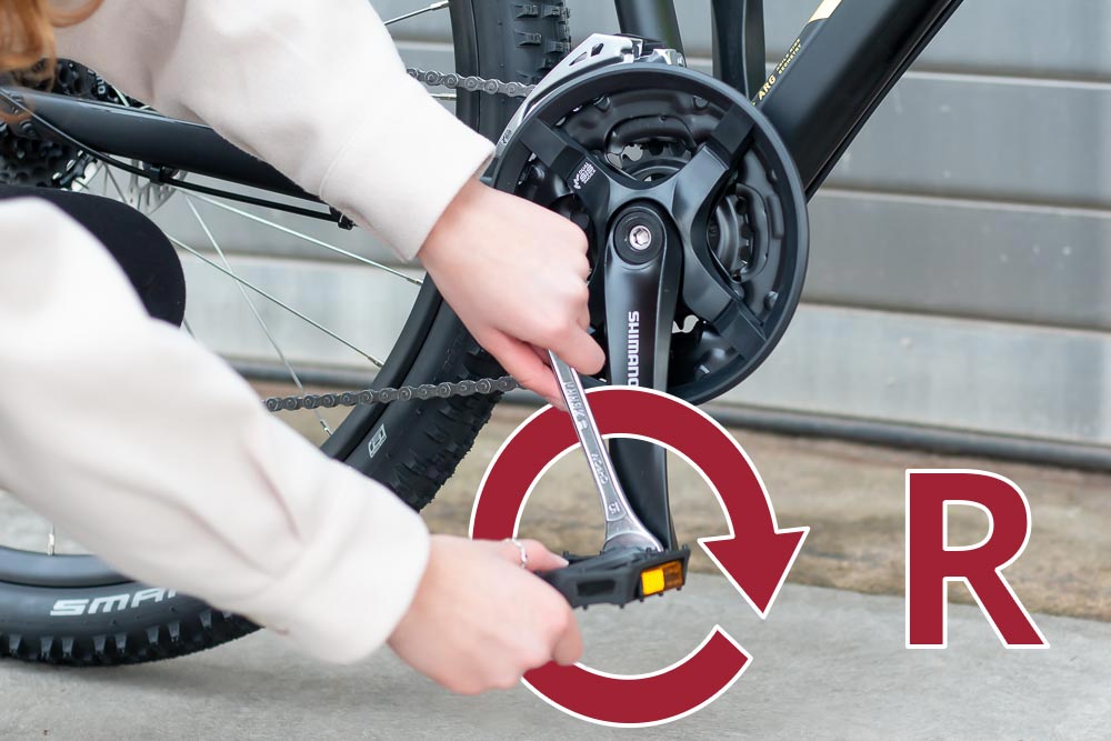 Schritt für Schritt erklärt: Aufbauanleitung für dein Fahrrad oder E-Bike 22 aufbau pedal rechts anschrauben - Schritt für Schritt erklärt: Aufbauanleitung für dein Fahrrad oder E-Bike