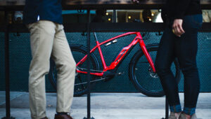 Leasing Teil 2 Wunschrad rum greifen nahjpg 300x170 - Fahrrad-Leasing f&uuml;r Arbeitnehmer: Wir beantworten all deine Fragen