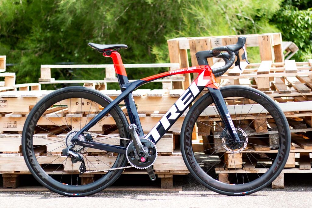 Das Madone SLR 7 eTap Disc mit einem Gesamtgewicht von ca. 8,2 kg Das Madone SLR 7 eTap Disc mit einem Gesamtgewicht von ca. 8,2 kg