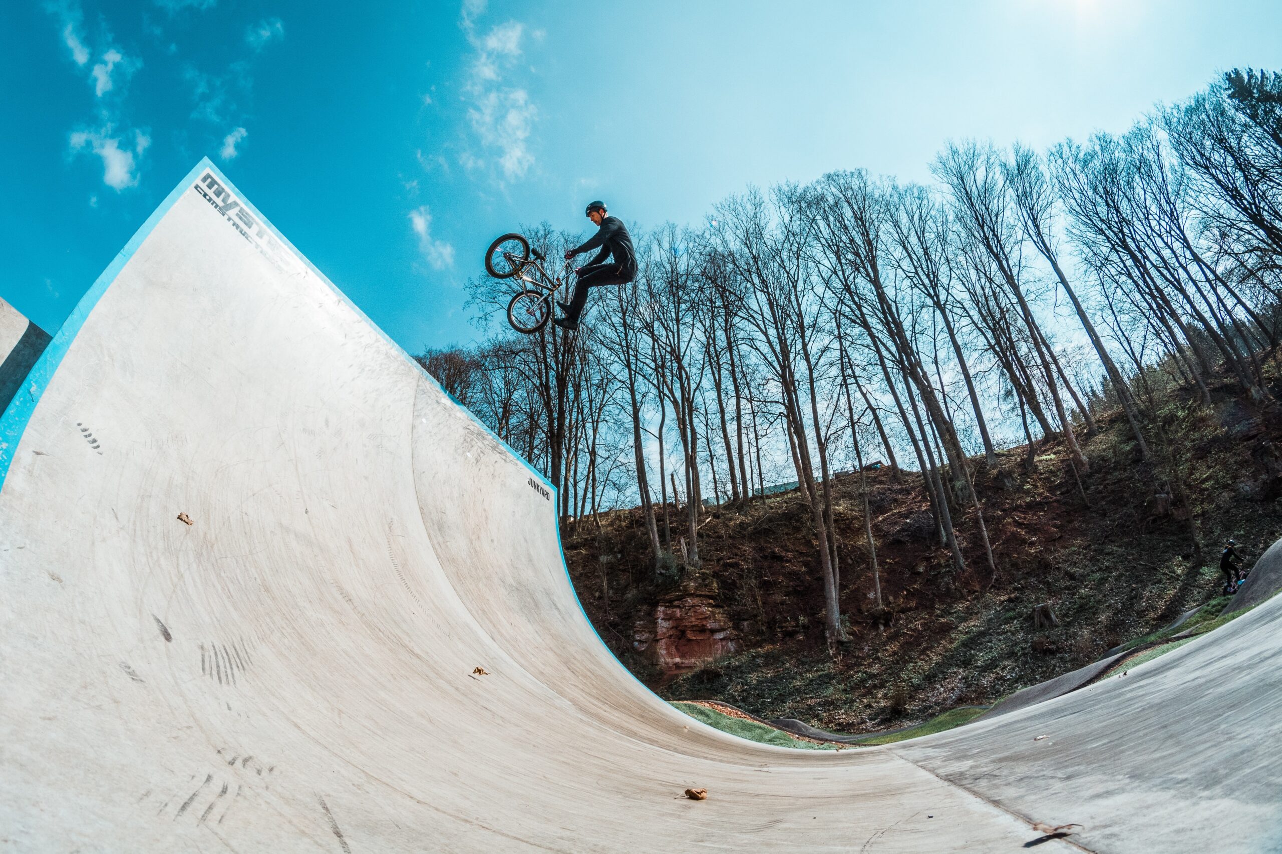 BIKEPARKS, DIE SPIELWIESEN FÜR RADEL-HELDEN jan kopriva cX0n1PddC8w unsplash scaled - BIKEPARKS, DIE SPIELWIESEN FÜR RADEL-HELDEN