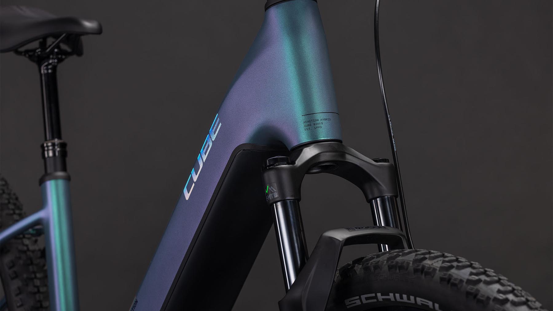 108422E-Cube-Reaction-Hybrid-Race-800-polarlight-n-prism-2026-EBike-Hardtail-Mountainbike-Tiefeinsteiger-05