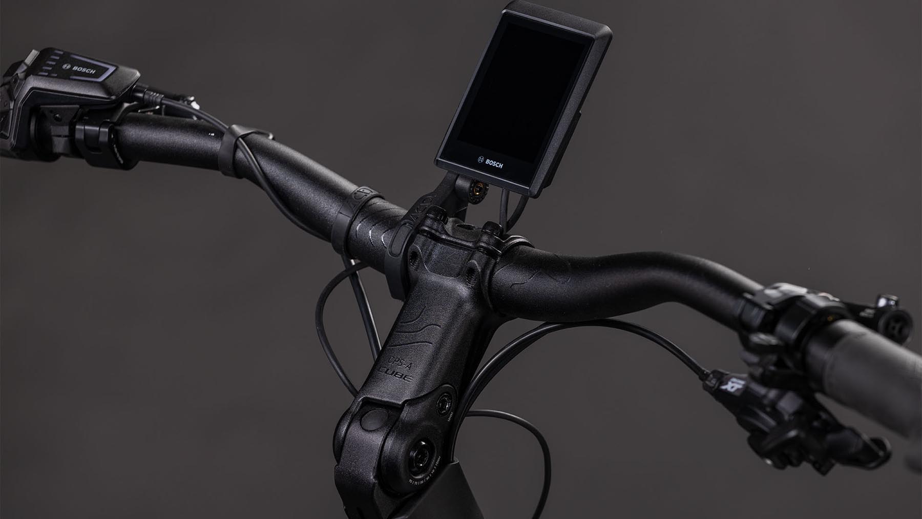 112921E-Cube-Kathmandu-Hybrid-C-62-SLX-400X-liquidblack-n-bluedust-2026-EBike-Trekkingrad-Tiefeinsteiger-03