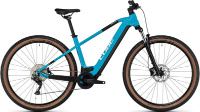 Zu sehen ist ein blaues Cube Reaction Hybrid Fahrrad.