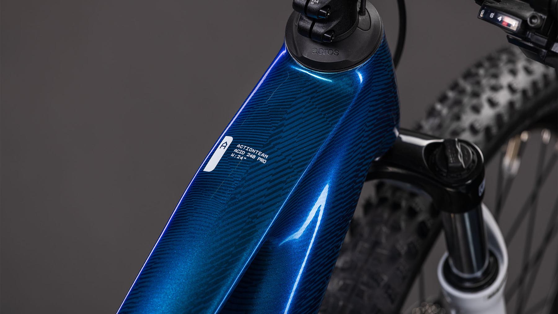 115100-Cube-Acid-240-Hybrid-Rookie-Pro-400X-actionteam-2026-EBike-Kinderrad-24-Zoll-01