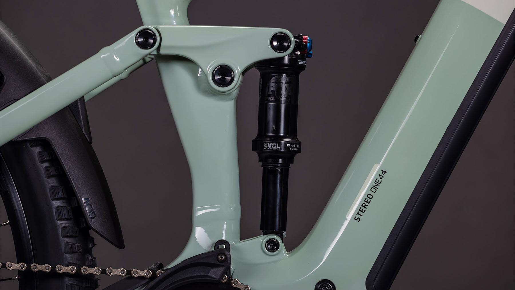 102310-Cube-Stereo-Hybrid-ONE44-EXC-800-desertstone-n-driedherbs-2026-EBike-Fully-Mountainbike-04
