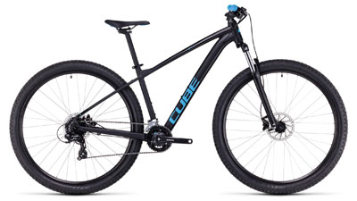 Cube Aim Hardtail Mountainbike in Dunkelblau mit hellblauem Cube-Schriftzug und hellblauen Griffen.