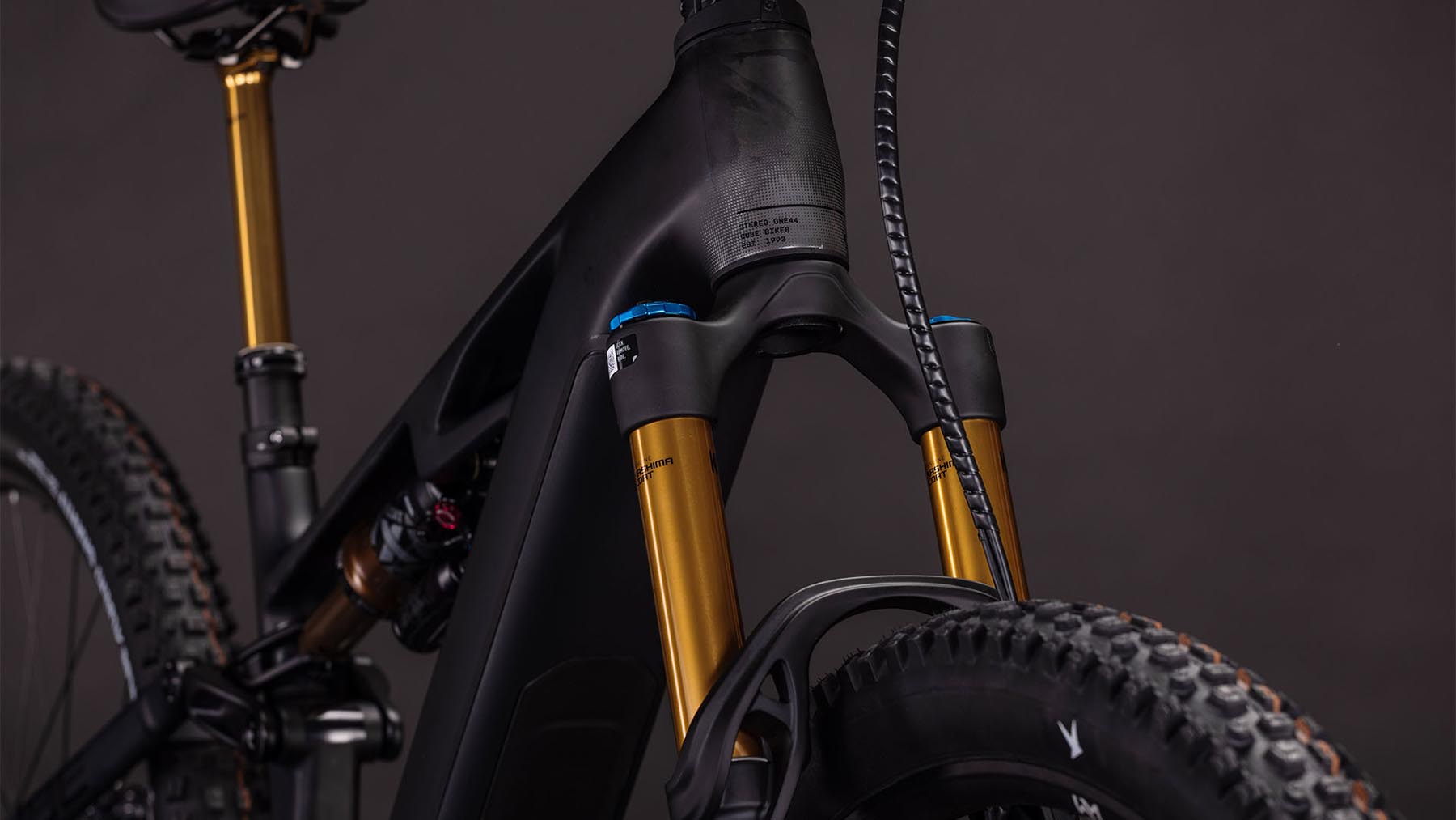 102800-Cube-Stereo-Hybrid-ONE44-HPC-AT-800-carbon-n-gold-2026-EBike-Fully-Mountainbike-05