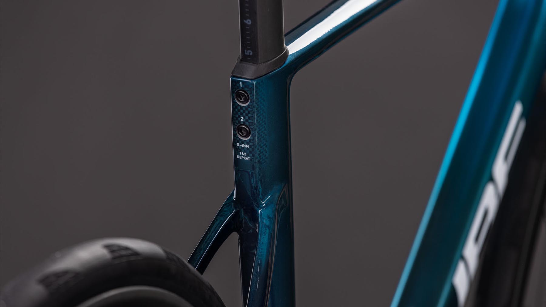 128300-Cube-Litening-AIR-C-68X-SLX-chromeblue-n-liquidblue-2026-Carbon-Rennrad-04