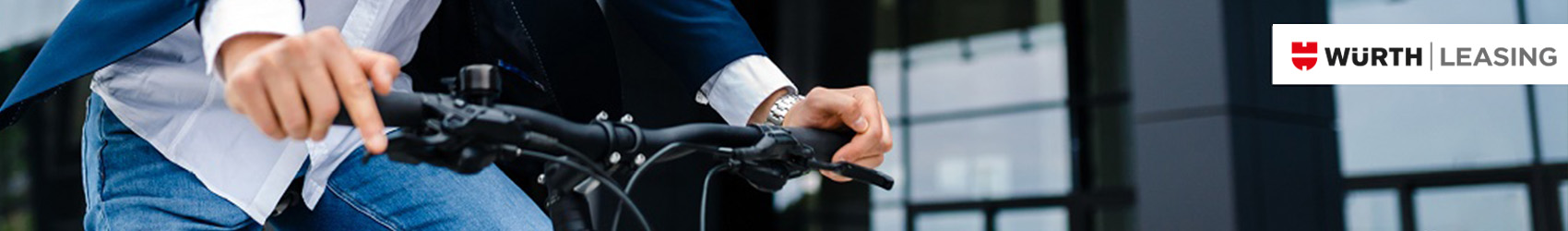 Ein Ausschnitt eines Fahrradfahrers, bei denen man nur die Hände am Lenker sieht. Rechts daneben ist das Logo von Würth-Leasing zu sehen.