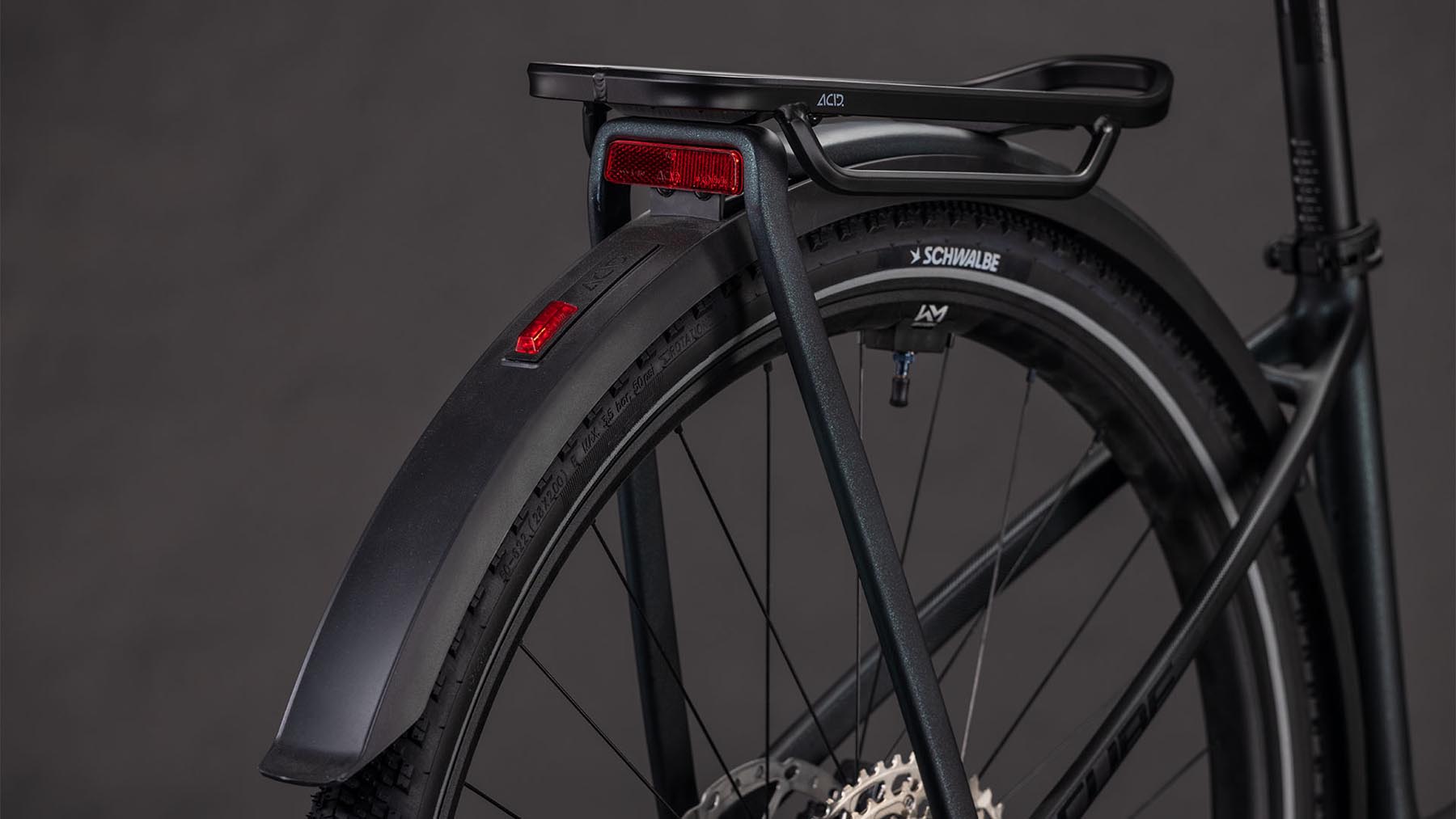 112921E-Cube-Kathmandu-Hybrid-C-62-SLX-400X-liquidblack-n-bluedust-2026-EBike-Trekkingrad-Tiefeinsteiger-04