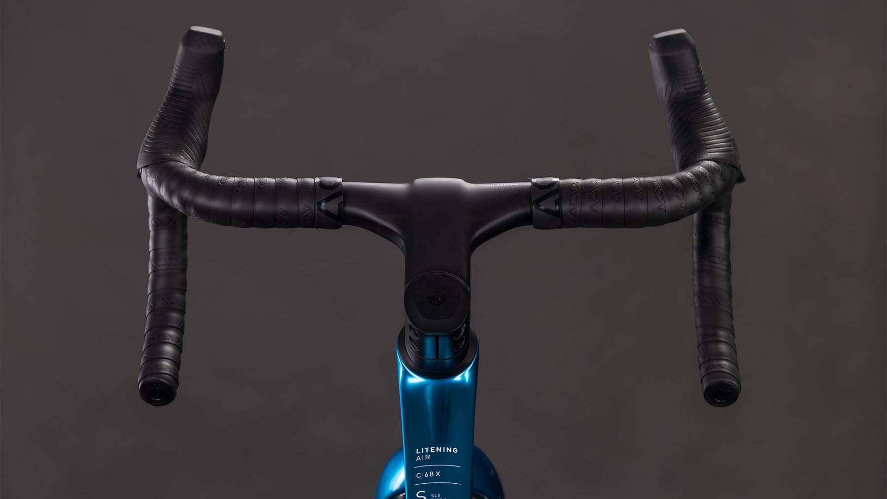 128300-Cube-Litening-AIR-C-68X-SLX-chromeblue-n-liquidblue-2026-Carbon-Rennrad-03